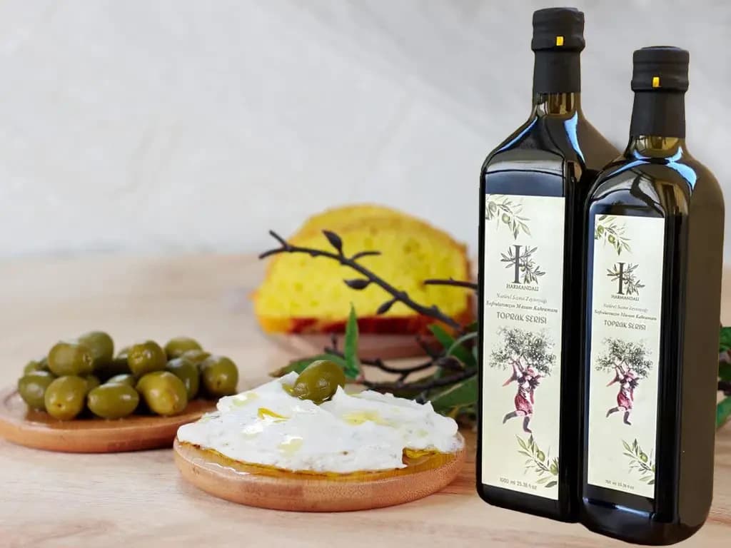 Harmandalı zeytinyağı şişesi yakın plan